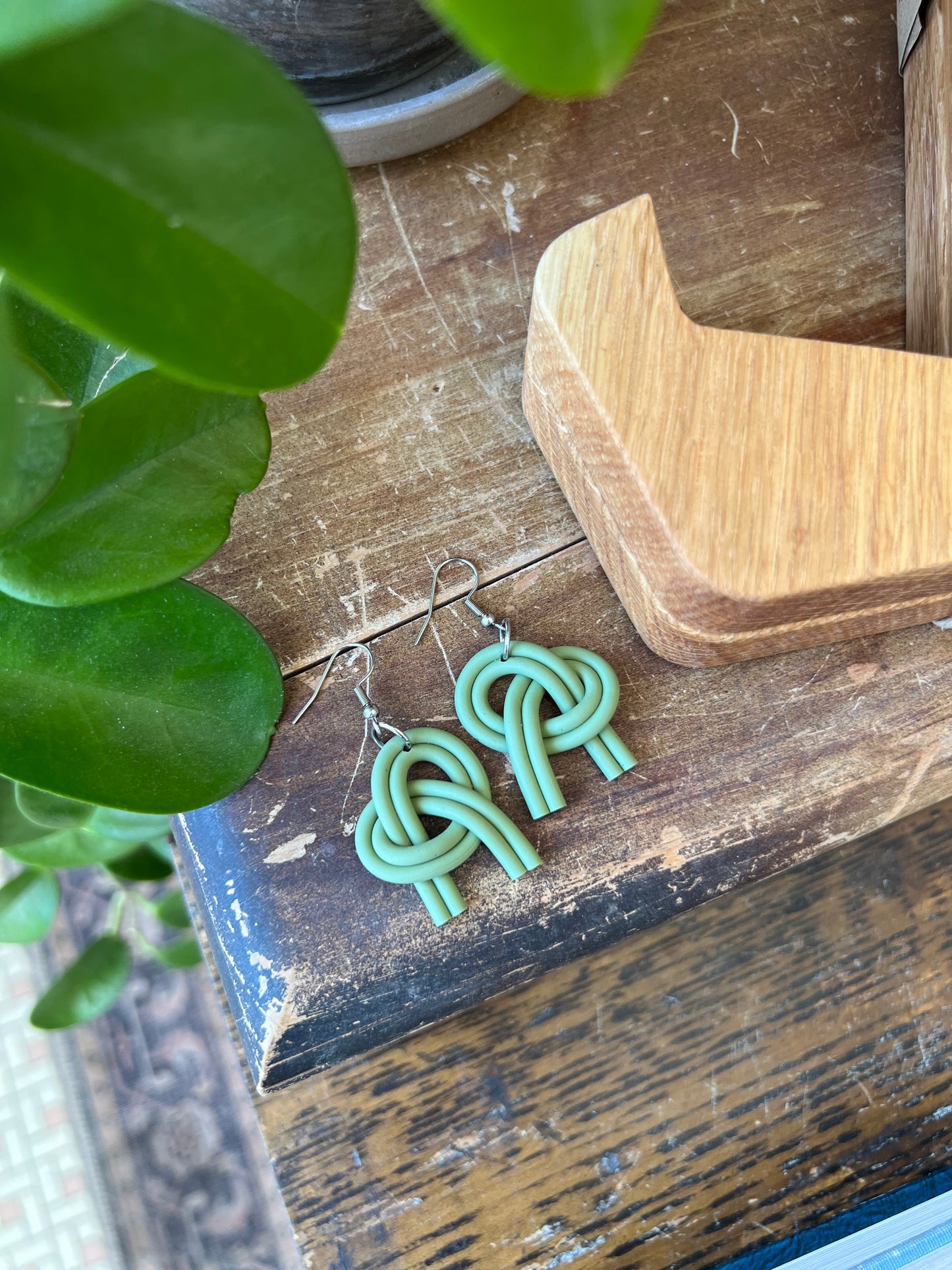 Knot Earrings - Pistachio