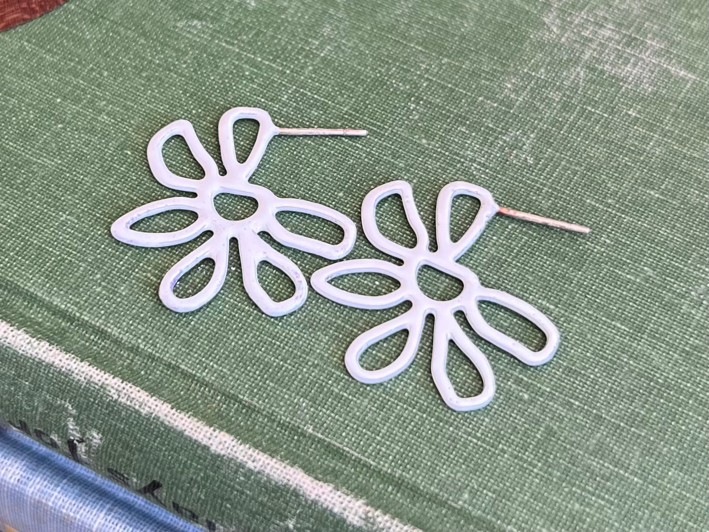 Flower Studs - White Daisy
