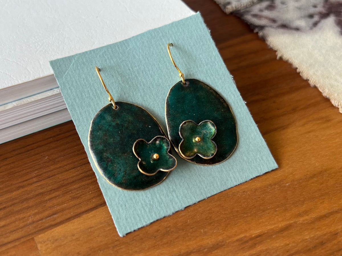Single Flower Disc Earrings - Emerald